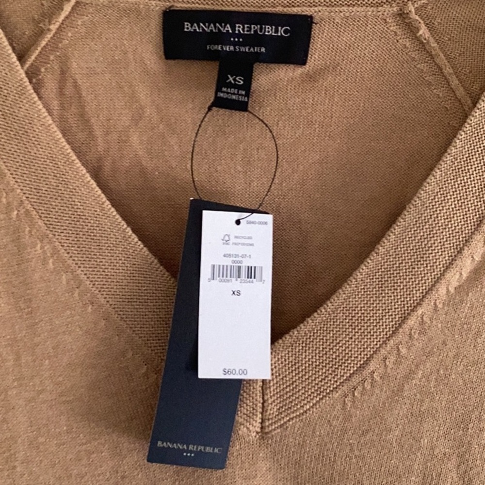 Banana Republic Women's V-Neck Longsleeve Camel Sweater Size XS NWT - Picture 3 of 6